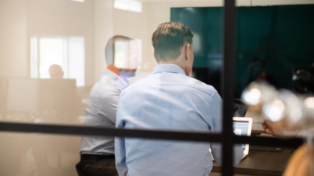 Mannen in vergadering door raam