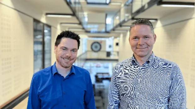 Twee lachende mannen Twee lachende mannen